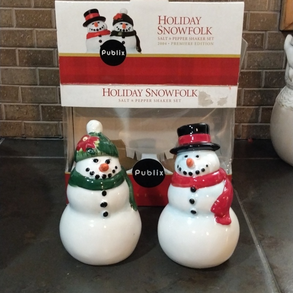 2004 Publix snow folk holiday salt and pepper shakers collectable